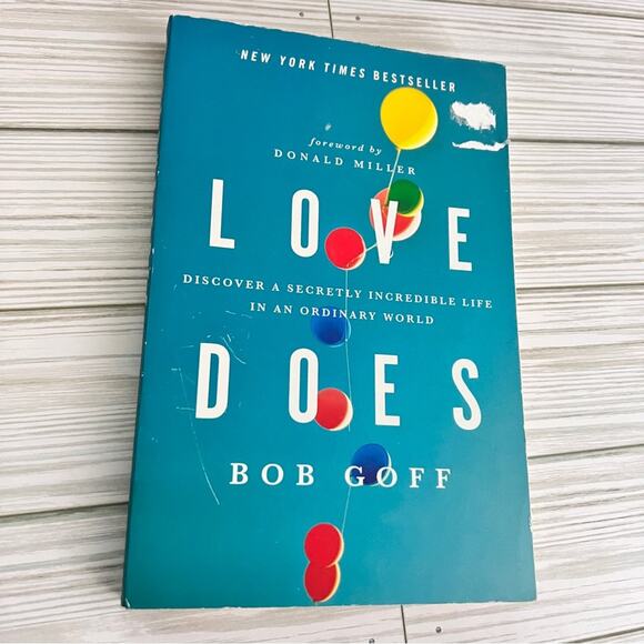 Love Does: Discover a Secretly Incredible Life Paperback Book By Bob Goff - Picture 3 of 12